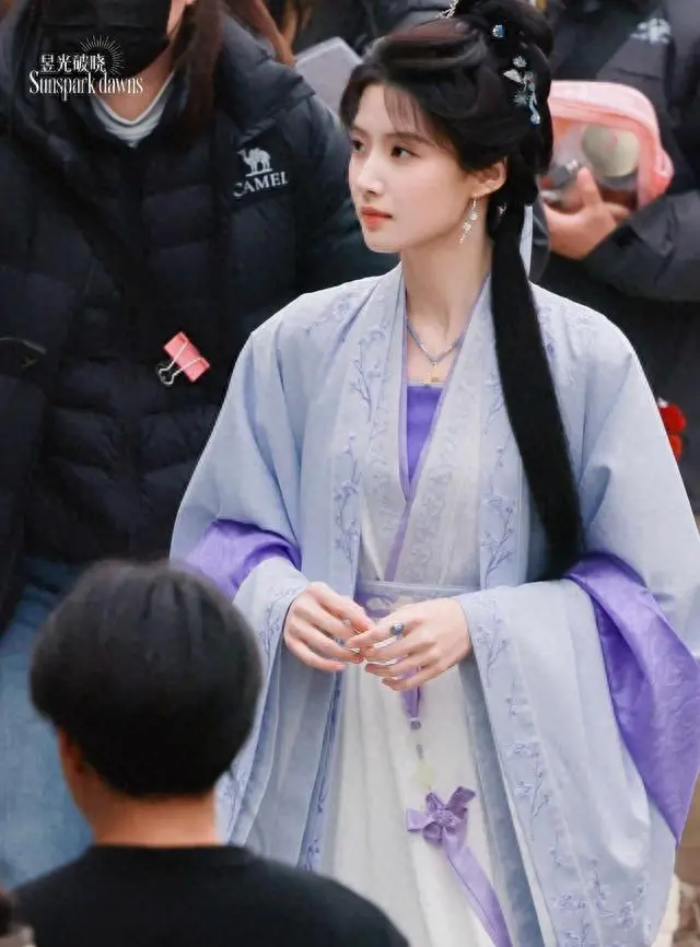 卢昱晓《何不同舟渡》片场路透引争议，檀健次丧礼戏情绪中断画面流出 | 相关图片