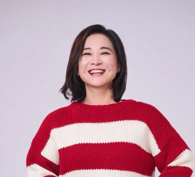 贾玲新片《转念花开》青岛杀青，反传销题材定档暑期档 | 细节速览