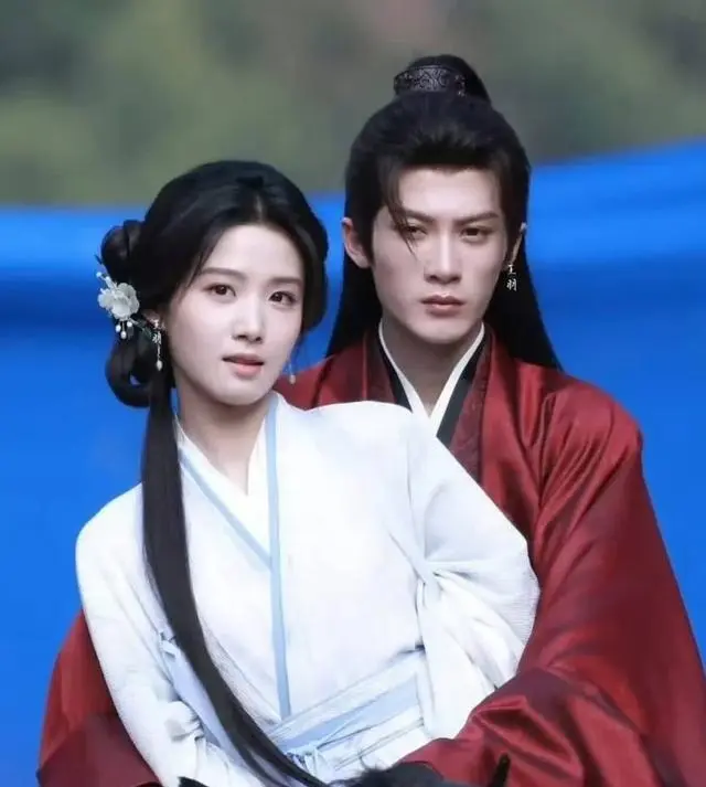 卢昱晓《何不同舟渡》片场路透引争议，檀健次丧礼戏情绪中断画面流出 | 细节速览