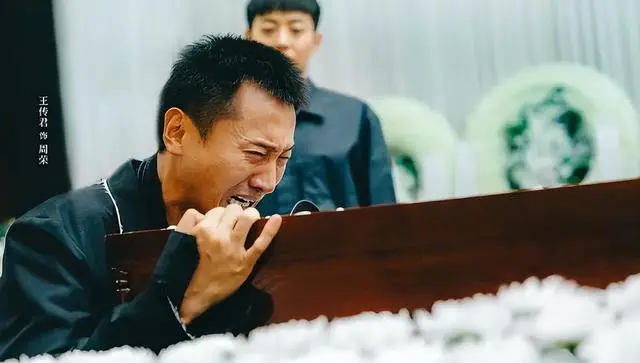 《低智商犯罪》《喀什恋歌》双剧同步热播，黑色幽默与边疆治愈并行 | 细节速览